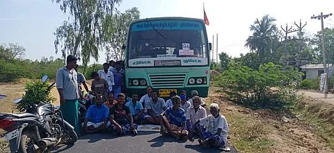 அரசு நெல் கொள்முதல் நிலையம் செயல்படாததை கண்டித்து சாலை மறியல் போராட்டத்தில் ஈடுபட்ட விவசாயிகள்.