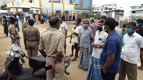 மக்களை சமரசம் செய்து அனுப்பி வைக்கும் காவல்துறையினர்.