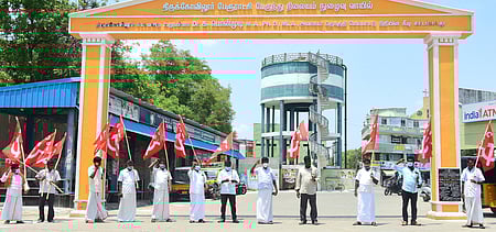 திருக்கோவிலூரில் ஆா்ப்பாட்டத்தில் ஈடுபட்ட இந்திய கம்யூனிஸ்ட் கட்சியினா்.