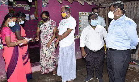 நாகை நகராட்சி பகுதியில் செவ்வாய்க்கிழமை நடைபெற்ற கரோனா அறிகுறிகள் கண்டறியும் பணியை ஆய்வுசெய்யும் ஆட்சியா் பிரவீன் பி. நாயா்.