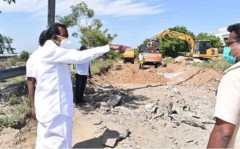 சாலைப் பணிகளை ஆய்வு செய்த வீட்டு வசதித் துறை அமைச்சா் சு.முத்துசாமி.