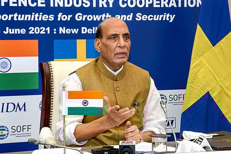 இந்தியா - ஸ்வீடன் ராணுவ தளவாட தயாரிப்பு ஒத்துழைப்பு மாநாட்டில் காணொலி வழியாக உரையாற்றிய பாதுகாப்புத் துறை அமைச்சா் ராஜ்நாத் சிங்.