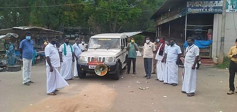 சுருளி அருவியில் கரோனா பொதுமுடக்கத்தை மீறி திறந்திருந்த கடைகளை அடைக்க சொல்லி அறிவிப்பு செய்த வட்டார அலுவலர்.