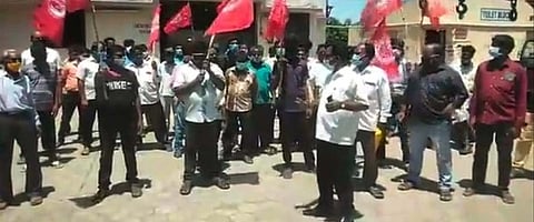 வாலாஜாப்பேட்டை  சுங்கச்சாவடி  அலுவலகம்  முன்பு  போராட்டத்தில்  ஈடுபட்ட  ஒப்பந்தப்  பணியாளா்கள்.