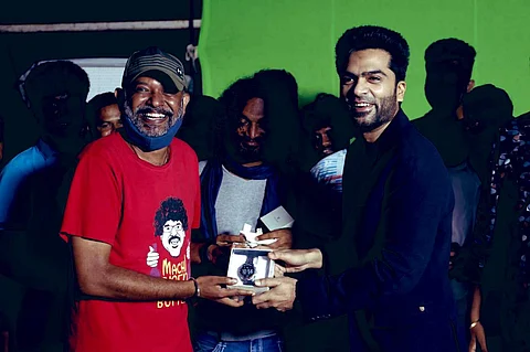 மாநாடு படப்பிடிப்பு நிறைவு: படக்குழுவினருக்குப் பரிசு வழங்கிய சிம்பு (படங்கள்)