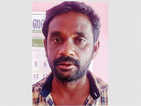 கைது செய்யப்பட்ட சீனிவாசன் 