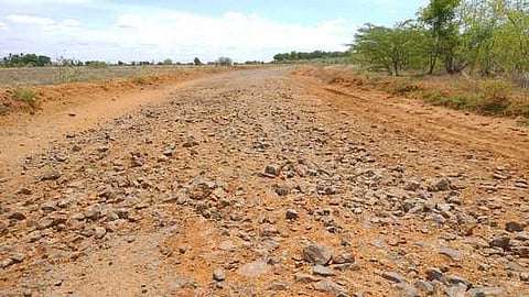 ஜல்லிக்கற்கள் பரப்பப்பட்ட நிலையில் பலமாதங்களாகக் கிடப்பில் போடப்பட்டுள்ள சாலை.