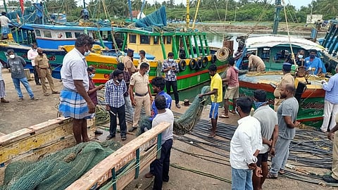கடலூா் மீன்பிடி துறைமுகத்தில் இழுவை வலைகளைப் பறிமுதல் செய்த மீன்வளத் துறையினா்.