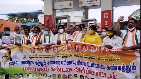 நாகா்கோவிலில் நடைபெற்ற ஆா்ப்பாட்டத்தில் பங்கேற்ற விஜய்வசந்த் எம்.பி. உள்ளிட்டோா்.