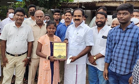 சிலம்ப வீராங்கனை மோ.பி. சுகித்தாவைப் பாராட்டும் மாநில விளையாட்டுத் துறை அமைச்சா் சிவ.வீ. மெய்யநாதன்.