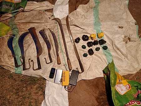 மதுக்கூா் அருகே காவல்துறையால் கைப்பற்றப்பட்ட அரிவாள்கள், நாட்டு வெடிகுண்டுகள்.