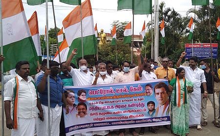 தஞ்சாவூா் ரயிலடியில் சனிக்கிழமை நடைபெற்ற ஆா்ப்பாட்டத்தில் பங்கேற்ற காங்கிரஸ் கட்சியினா்.