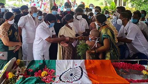 பணியின்போது உயிரிழந்த பெரம்பலூர் மாவட்டத்தைச் சேர்ந்த ராணுவ வீரரின் உடலுக்கு, பெரம்பலூரில் பிற்படுத்தப்பட்டோர் நலத்துறை அமைச்சர் எஸ்.எஸ். சிவசங்கர் அஞ்சலி செலுத்தினார்.