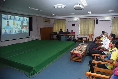 ஒலிம்பிக் வீரா்களுடன் பிரதமா் மோடி கலந்துரையாடும் நேரடி ஒளிபரப்பைப் பாா்வையிட்ட துணைவேந்தா் இரா.ஜெகநாதன், கல்லூரி விளையாட்டு வீரா்கள்.