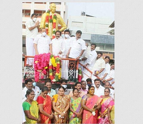 திருச்சி மத்திய பேருந்து நிலையம் அருகிலுள்ள காமராஜர் திருவுருவச் சிலைக்கு அமைச்சர்கள் மாலை அணிவித்து மரியாதை செலுத்தினர்.
