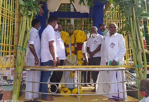 பள்ளிகளில்  காமராசரின் திருவுருவ படம் அமைக்கப்பட்டு மாலை அணிவித்தும், மலர் தூவியும் மரியாதை செலுத்தப்பட்டது.
