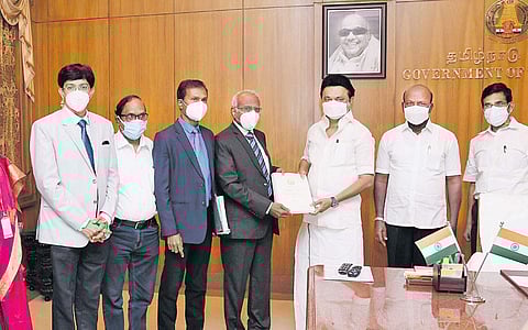 நீட் தேர்வு தாக்கம் குறித்து ஆய்வு செய்து அறிக்கையை முதல்வர் ஸ்டாலினிடம் அளித்த நீதிபதி ஏ.கே.ராஜன், அமைச்சர் மா.சுப்பிரமணியன், தலைமைச் செயலாளர் வெ.இறையன்பு.