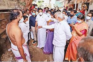 சென்னை, வேளச்சேரி ராம்நகர் அருள்மிகு வாசுதேவ பெருமாள் கோயிலில் புதன்கிழமை ஆய்வு செய்து கோயிலைப் புதுப்பிக்கத் தேவையான  நடவடிக்கைகள் குறித்து ஆலோசனை நடத்திய இந்து சமய அறநிலையத்துறை அமைச்சர் பி.கே.சேகர்