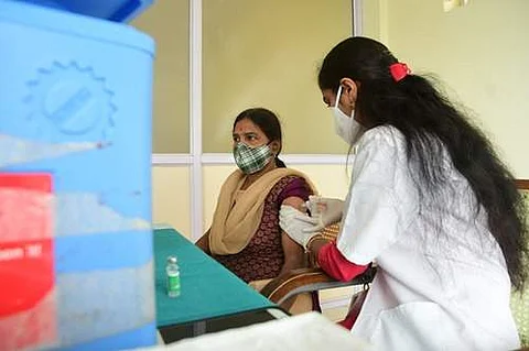 நாட்டில் மீண்டும் அதிகரிக்கும் கரோனா: புதிதாக 41,806 பேருக்கு தொற்று; 581 பேர் உயிரிழப்பு