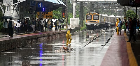 மும்பையில் கனமழை காரணமாக தண்டவாளங்களிலும் மழைநீர் தேங்கி வெள்ளம்போல காட்சியளிப்பதால் ரயில் போக்குவரத்து பாதிப்புக்குள்ளானது..