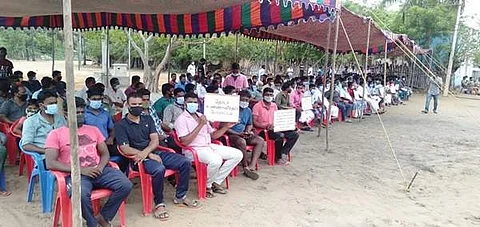 சுருக்குமடி வலைகள் பயன்பாட்டுக்கு எதிரான நடவடிக்கைகளை கண்டித்து தொடர் உண்ணாவிரதப் போராட்டத்தில் ஈடுபட்டுள்ள சந்திரபாடி மீனவர்கள்.