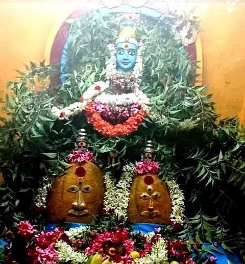 ஆடி மாத தொடக்கத்தினையொட்டி  சங்ககிரி ஸ்ரீ ஒங்காளியம்மன், ஸ்ரீ பேச்சியம்மன் சுவாமிகளுக்கு சனிக்கிழமை செய்யப்பட்டிருந்த  சிறப்பு அலங்காரம். 