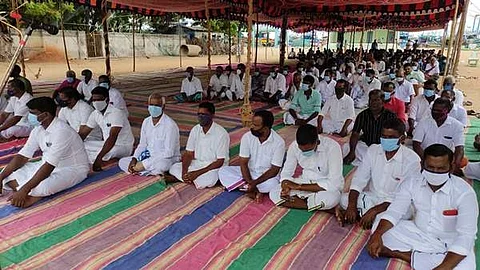 உண்ணாவிரதப் போராட்டத்தில் ஈடுபட்டுள்ள மீனவர்கள்.