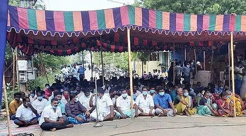 உண்ணாவிரதப் போராட்டத்தில் ஈடுபட்டுள்ள நம்பியார் நகர் மீனவர்கள் .