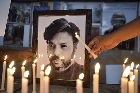 இந்தியாவில் கரோனா தாக்கத்தை தனது புகைப்படங்கள் மூலம் உலகிற்கே எடுத்துக்காட்டிய 'புலிட்சர்' விருதைப் பெற்ற டேனிஷ் சித்திகி, தலிபான்களுக்கு இடையேயான தாக்குதலின்போது உயிரிழந்தார்.