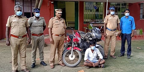 பறிமுதல் செய்யப்பட்ட மோட்டாா் சைக்கிள்களுடன் கைது செய்யப்பட்ட அஜீத்.