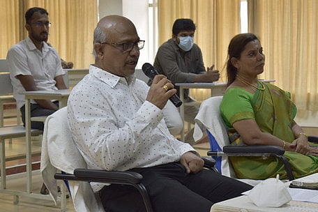 கருத்தரங்க நிகழ்ச்சியில் பேசும் என்.ஐ.டி. இயக்குநா் கே. சங்கரநாராயணசாமி. உடன் பதிவாளா் (பொறுப்பு) ஜி. அகிலா.