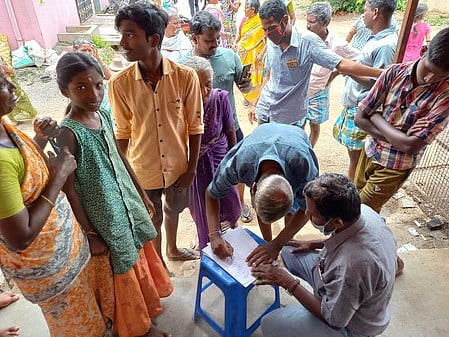 வேலூா் மூலக்கொல்லை பகுதியில் ரேஷன் கடை அமைக்கக் கோரி நடைபெற்ற கையெழுத்து இயக்கம்.