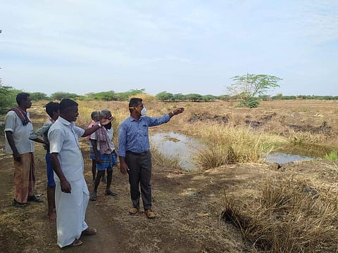 கீரம்பேர் பாசன வாய்க்காலிலுள்ள நீர் வரத்தை பார்வையிட்டு ஆய்வு செய்யும் பொதுப்பணித்துறை  உதவி பொறியாளர்  எஸ்.செல்வகுமார்.