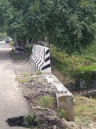 அருப்புக்கோட்டை ராமசாமிபுரத்தில் ஓடை மேம்பாலத்தில் வாய்க்காலின் பாதியளவு நீளத்திற்கு அமைக்கப்பட்ட தடுப்புச்சுவா்.