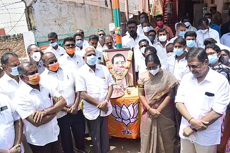 ஆடிட்டா் ரமேஷ் நினைவஞ்சலி நிகழ்ச்சியில் பங்கேற்ற எம்எல்ஏ வானதி சீனிவாசன் உள்ளிட்ட பாஜகவினா்.