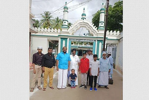 கம்பம் கூடலூர் பகுதிகளில் பக்ரீத் பண்டிகை சிறப்பு தொழுகையில் இஸ்லாமியர்கள்