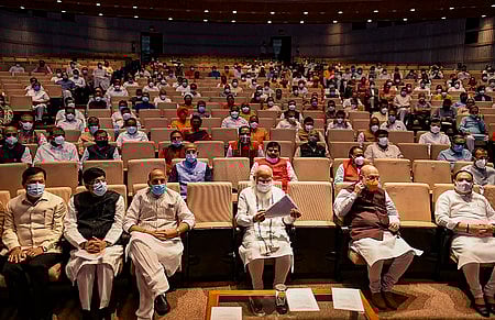 புது தில்லியில் பிரதமா் நரேந்திர மோடி முன்னிலையில் செவ்வாய்க்கிழமை நடைபெற்ற பாஜக எம்.பி.க்கள் கூட்டம்.
