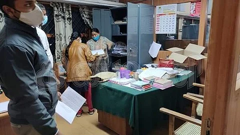 கோத்தகிரி தாசில்தார் அலுவலகத்தில் திடீர் சோதனை மேற்கொண்ட ஊழல் மற்றும் லஞ்ச ஒழிப்புத்துறை அதிகாரிகள்.