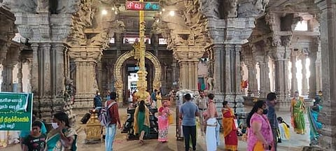 ஆடி மாதத்தின் முதல் வெள்ளிக்கிழமையை முன்னிட்டு அம்மனை வழிபட சமூக இடைவெளியுடனும், முகக் கவசம் அணிந்து வரிசையில் நிற்கும் பக்தர்கள். 