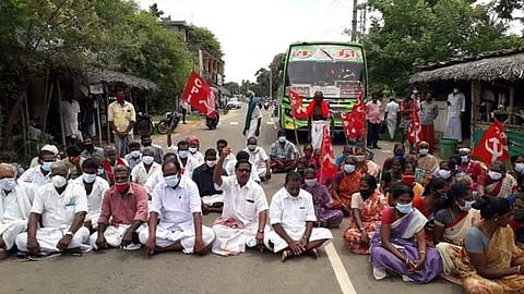 தாணக்கோட்டகத்தில் சாலை மறியலில் ஈடுபட்டுள்ளோர்.