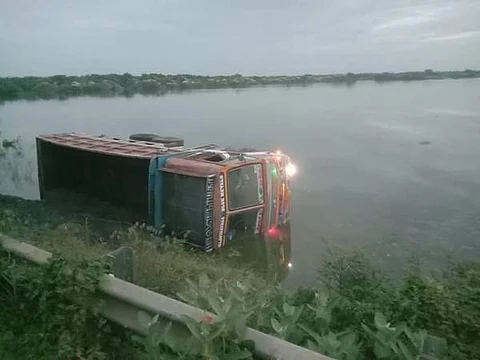 வடுவூர் ஏரியில் கவிழ்ந்த டிப்பர் லாரி