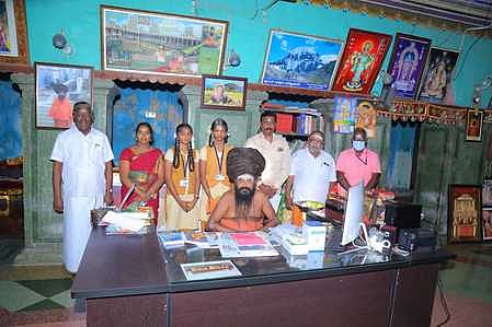 பிளஸ் 2: சிறப்பிடம் பெற்ற மாணவிகளுக்கு தருமபுரம் ஆதீனம் ஆசி