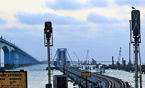 பராமரிப்பு பணி காரணமாக ரயில்கள் இயக்கப்படாமல் உள்ள பாம்பன் ரயில் பாலம்.