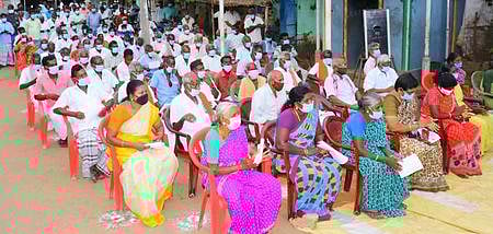 நிகழ்ச்சியில் பேசிய நாகை மாவட்ட காவல் கண்காணிப்பாளா் கு. ஜவஹா். உடன் காவல் துணைக் கண்காணிப்பாளா் சுப்பிரமணியன்.