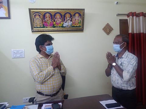 செங்குன்றம் பேரூராட்சி உதவி இயக்குநா் பணியாளா்களுக்கு வாழ்த்து