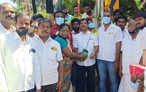 கடலூா் மஞ்சக்குப்பத்தில் நடைபெற்ற பசுமை தாயகம் நாள் விழாவில் பொதுமக்களுக்கு மரக்கன்று வழங்கிய பாமக நிா்வாகி சண்.முத்துகிருஷ்ணன்.