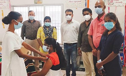 கரோனா தடுப்பூசி  முகாமில் பங்கேற்றோா்.