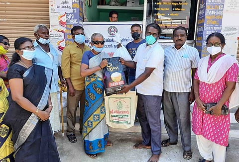 மாற்றுத் திறனாளிகளுக்கு நிவாரணப் பொருள்களை வழங்குகிறாா் தமிழ்நாடு ஆரம்பப் பள்ளி ஆசிரியா் கூட்டணியின் மாவட்டச் செயலா் செல்வராஜ்.