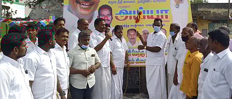 வந்தவாசியை அடுத்த சென்னாவரம் கிராமத்தில் கட்சிக் கொடியேற்றிய பாமக மாநில துணைத் தலைவா் மு.துரை (வலமிருந்து 6-வது).