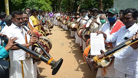 வாழ்வாதாரத்தை காக்க வலியுறுத்தி நாட்டுப்புறக் கலைஞர்கள் நாதஸ்வரம், மேளதாளங்கள் முழங்தியபடி ஆட்சியரிடம் மனு